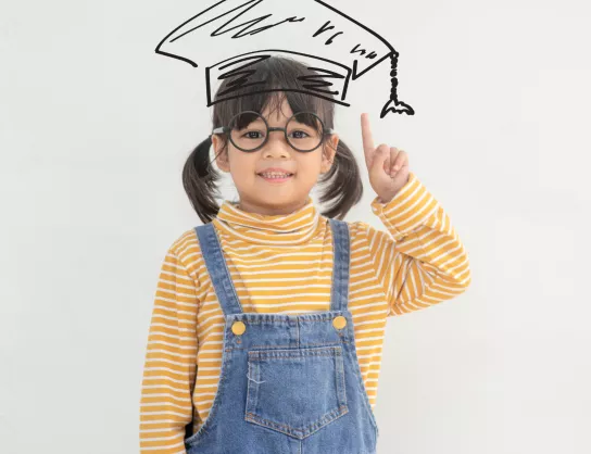 dziewczynka z narysowanym biretem szkolnym na głowie