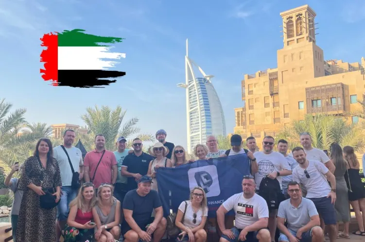 grupa ludzi na tle panoramy Dubaju