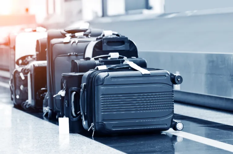 walizki na taśmie bagażowej na lotnisku