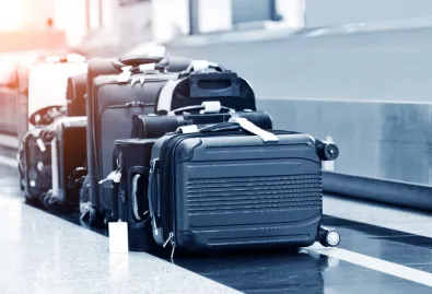 walizki na taśmie bagażowej na lotnisku