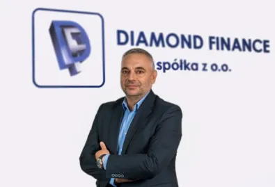 Wiceprezes Diamond Finance na tle logo formy