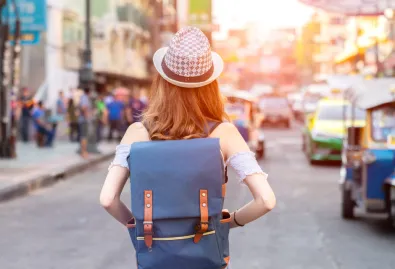 dziewczyna z niebieskim plecakiem, podróżująca po mieście