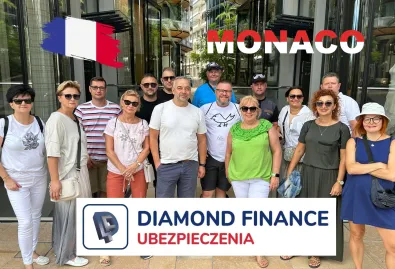 grupa ludzi na tle logo Diamond Finance