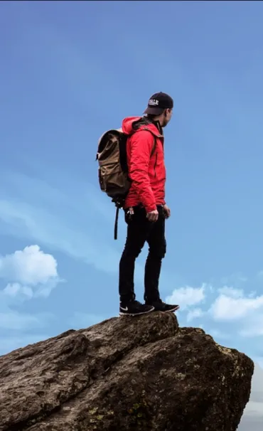 Turysta stojący na skale
