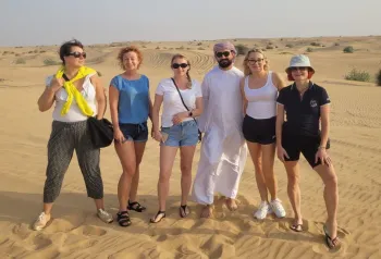 grupa kobiet na tle pustyni w dubaju