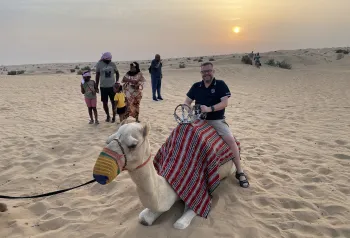 turysta na wielbłądzie pustynia dubaj
