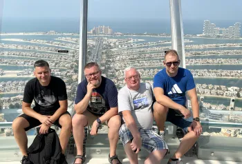 mężczyźni na tle widoku w Dubaju