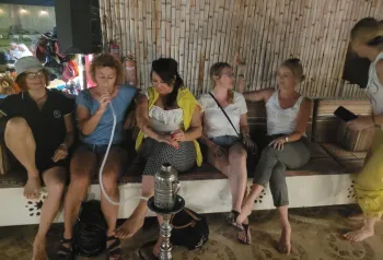 grupa kobiet siedzi na ławce i odpoczywa w dubaju